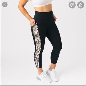 ZYIA Capri leopard leggings